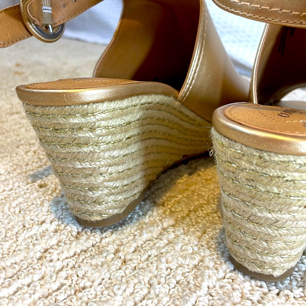 NEW! Comfort View Gold Metallic Wedge Sandals - Picture 6 of 7